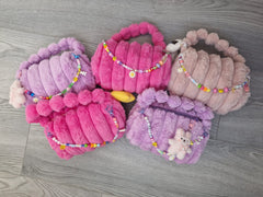 BOLSITA PELUCHE CON CHARMS