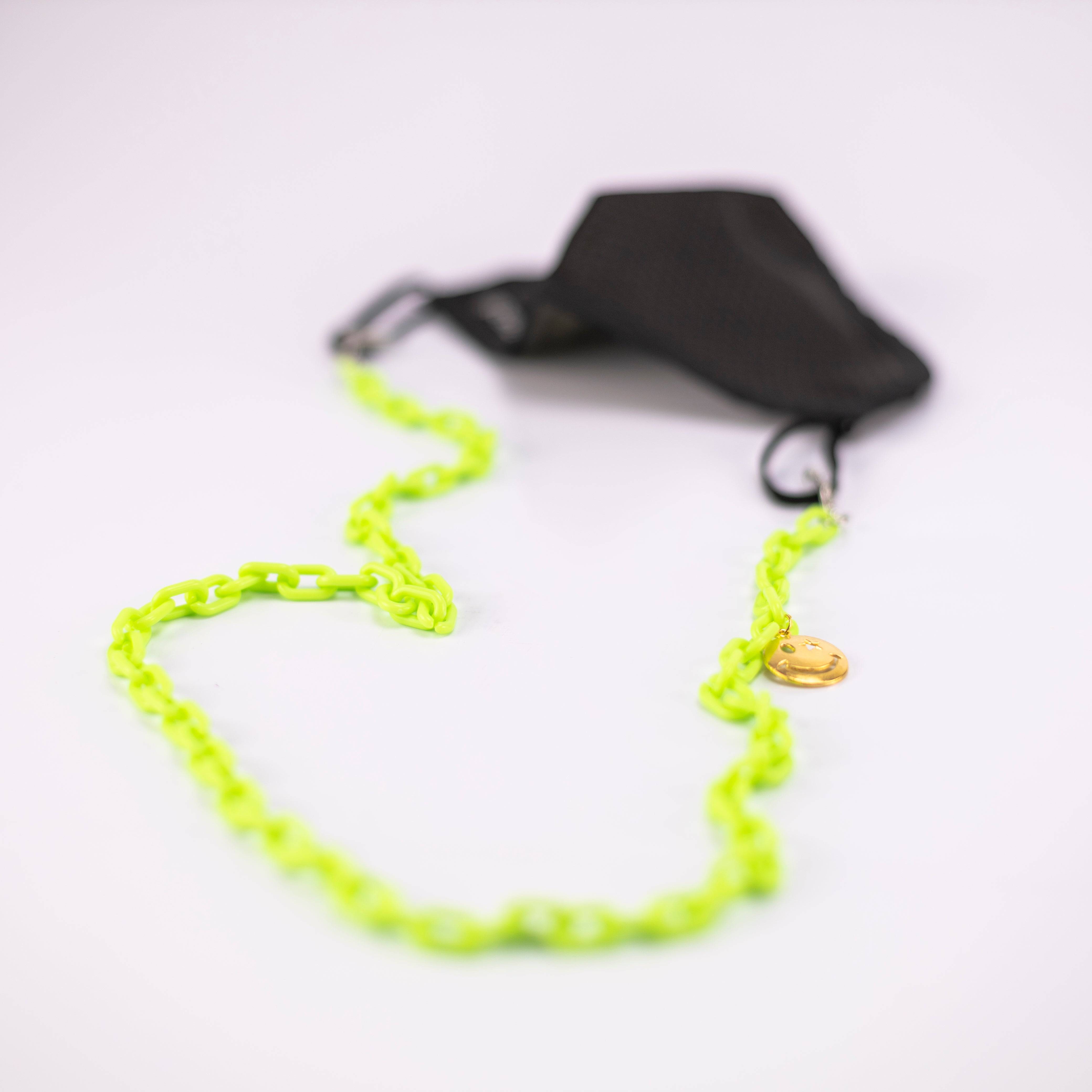 CHAIN MASKHOLDER HAPPY FACE CHARM